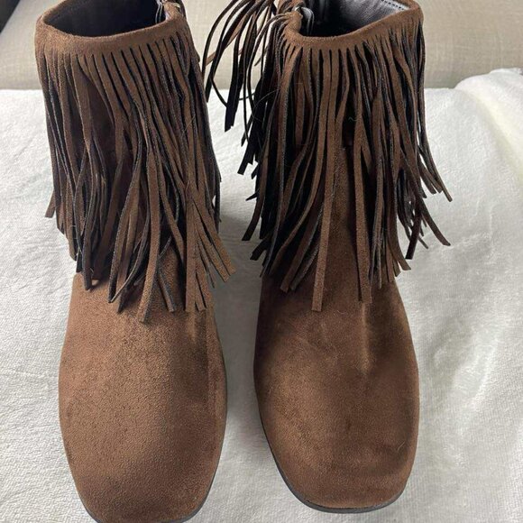 EUC Comfortview Brown Micro Suede Fringe Bootie size 10.5W - Picture 1 of 10